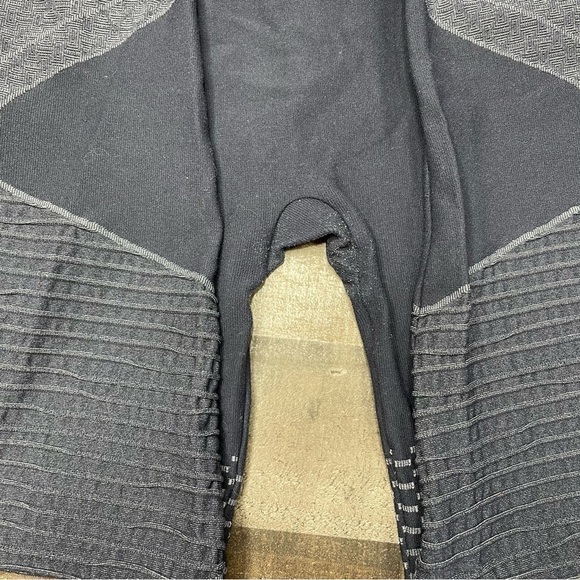 SPANX Look At Me Now Seamless Moto Leggings Indigo Sky size Large - Picture 8 of 12